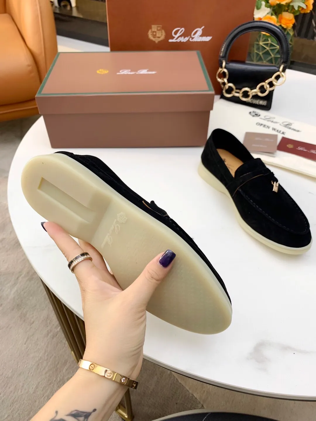 👟👟Ex-factory price👟👟Ex-factory price 480👟👟 Women's shoe factory Loro 👟👟Ex-factory price iana founded the existing Loro 👟👟Ex-factory price iana company on April 24, 1924. It is now the sixth generation of family business, providing the best quality products to customers who are discerning about taste and quality. Imported original fabrics. Imported Sheep Beijing, made of plain calfskin lining. Hand-sewn thread. Original packaging. Size: Women's 35-42, Men's 38-45, Women's 41/42, Men's 38/45. Customized and non-returnable.